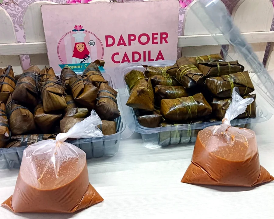 Arem-arem / Lontong Isi Sambal Kacang