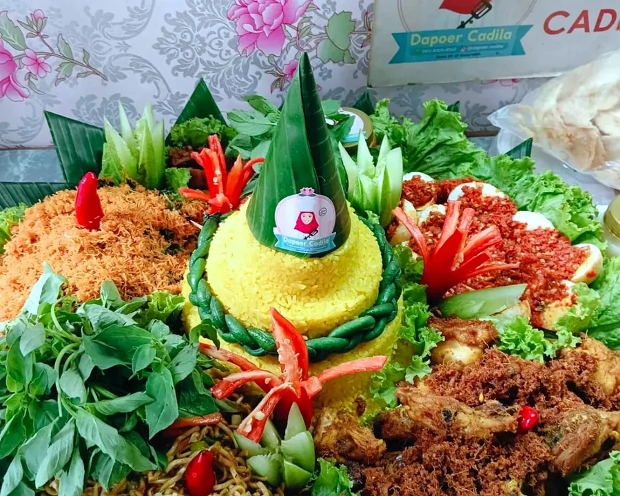 Nasi tumpeng lengkap Dapoer Cadila